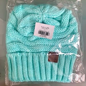 Luxurious & warm turquoise beanie hat is both comfortable & stylish.